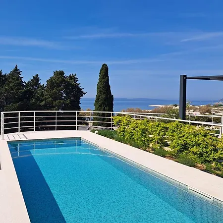 Apartment With Private Pool Split Exterior photo