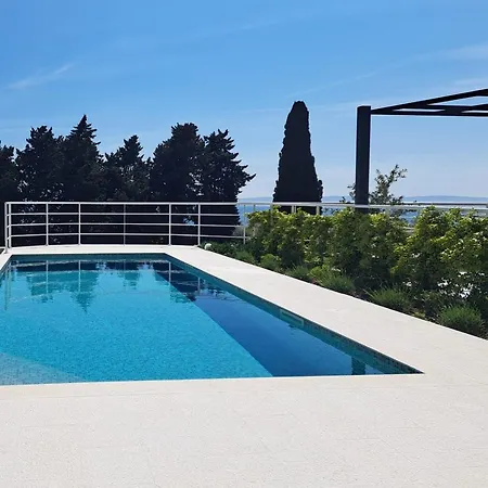 Apartment With Private Pool Split Exterior photo