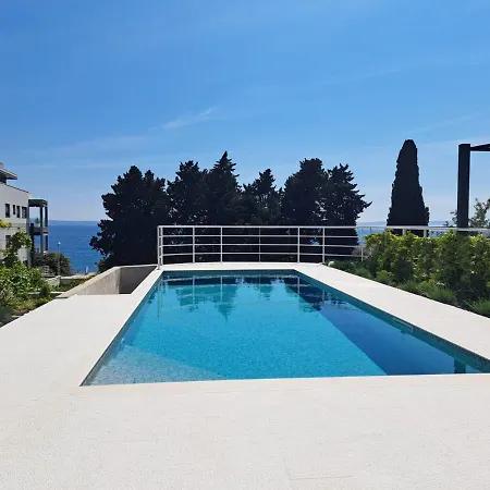 Apartment With Private Pool Split Exterior photo