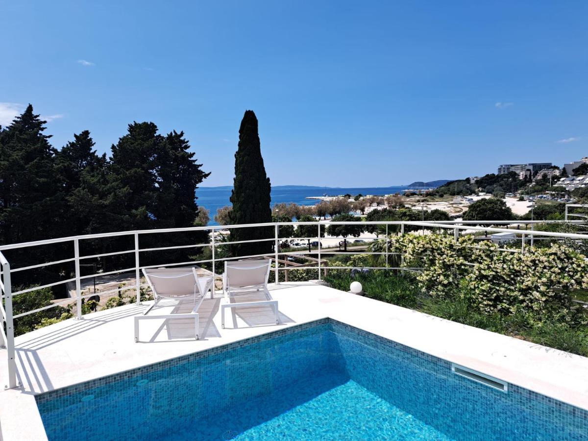 Apartment With Private Pool *